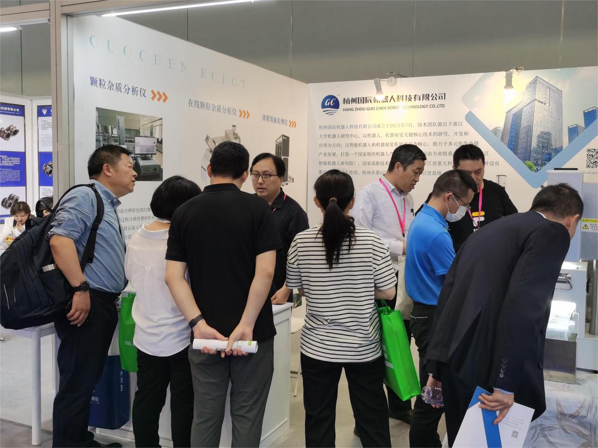 國辰展位上，到訪客戶圍觀、了解產(chǎn)品